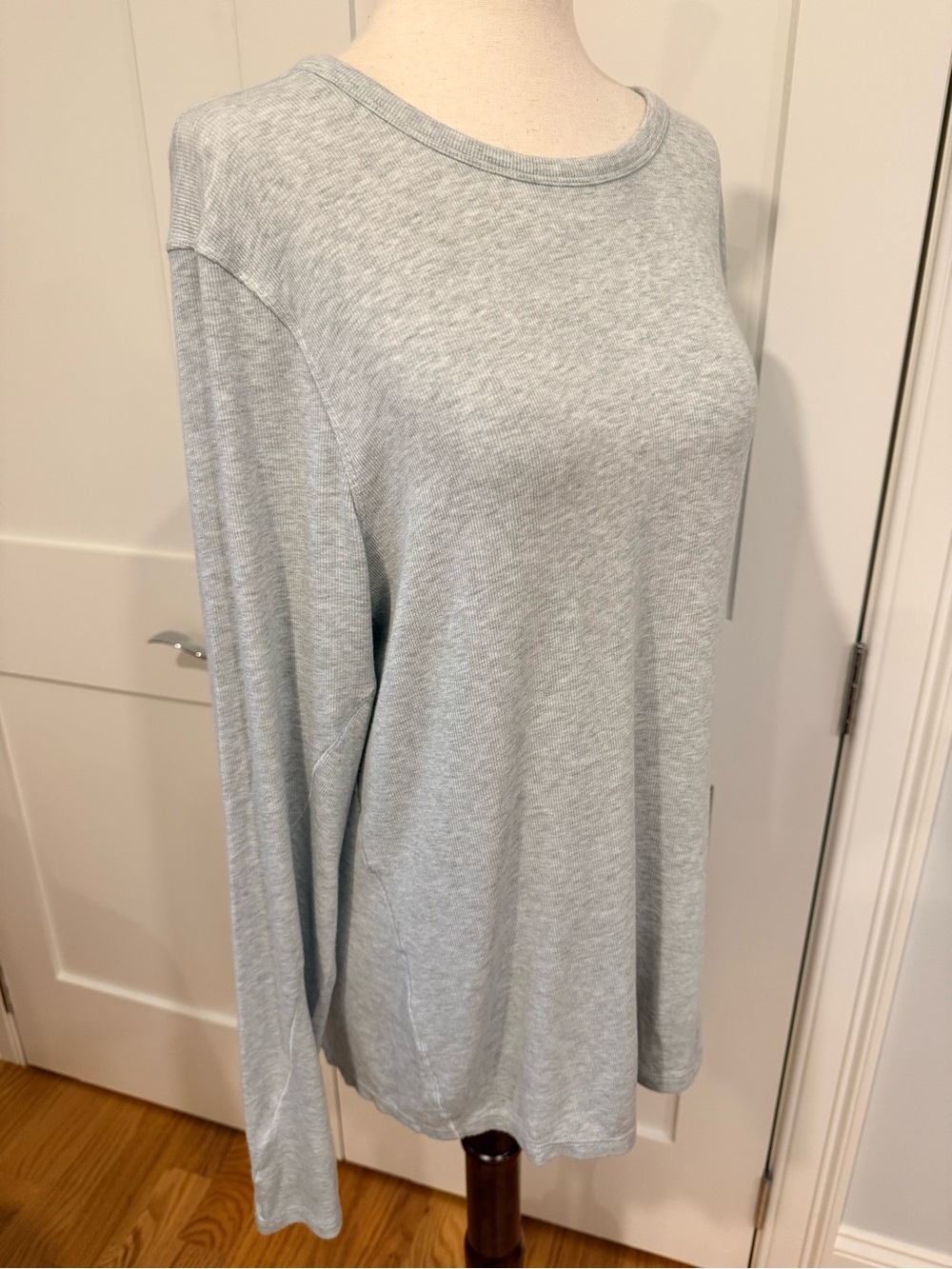 lululemon athletica Hold Tight Light Gray Long-Sleeve Crew Top - Picture 14 of 15